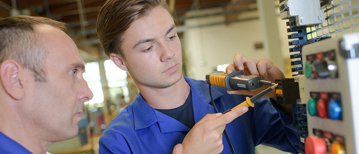 adobestock_ausbildung_elektro_1200_480