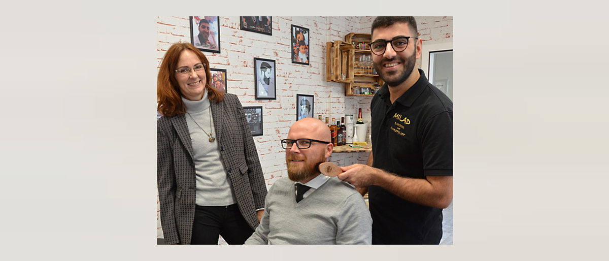 Bartpflege gefällig? Friseurmeister Milad Kakone zusammen mit den Betriebsberatern der Handwerkskammer Aachen Sabine Wessing und Thomas Dudkiewicz. Foto: Doris Kinkel Bartpflege gefällig? Friseurmeister Milad Kakone zusammen mit den Betriebsberatern der Handwerkskammer Aachen Sabine Wessing und Thomas Dudkiewicz. Foto: Doris Kinkel