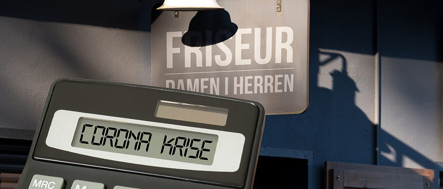 Kurz vor dem Final Cut? Viele Friseurbetriebe bangen aufgrund des anhaltenden zweiten Lockdowns um ihre Existenz. friseur, friseursalon, coronavirus, krise, lockdown, kosten, taschenrechner, öffnung, pleite, pleitewelle, hilfspaket, konkurs, covid-19, corona, virus, umsatzeinbruch, verlust, pandemie, soforthilfe, epidemie, betrieb, geschloßen, wirtschaft, geschäft, umsatz, dienstleistung, hygiene, hygienevorschriften, vorgaben