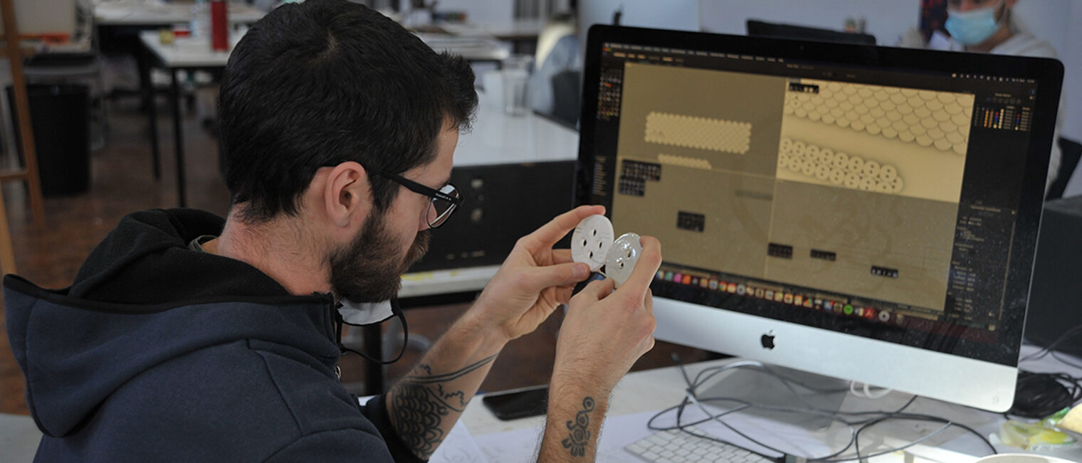 Tradition und Innovation gehen Hand in Hand: Im Teilzeitstudium ¿Gestalter im Handwerk¿ spielen Praxis und digitale Medien eine große Rolle. Die Kombination eröffnet Zukunftsperspektiven. Tradition und Innovation gehen Hand in Hand: Im Teilzeitstudium ¿Gestalter im Handwerk¿ spielen Praxis und digitale Medien eine große Rolle. Die Kombination eröffnet Zukunftsperspektiven.